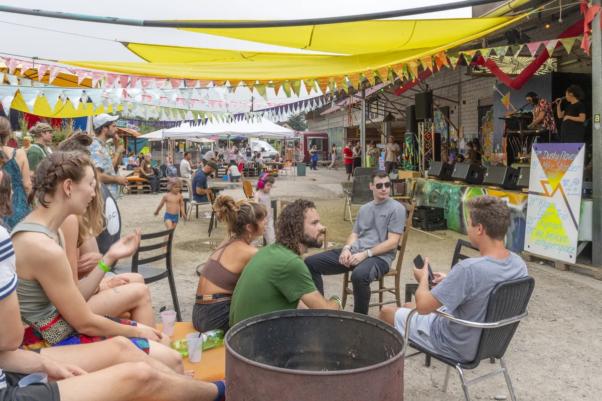 Man sieht Zuschauer am Festival.